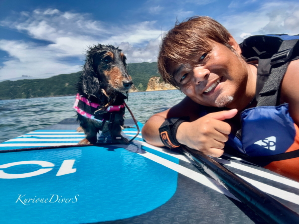 西伊豆・安良里の穏やかな海で愛犬とドッグSUPを楽しむ様子