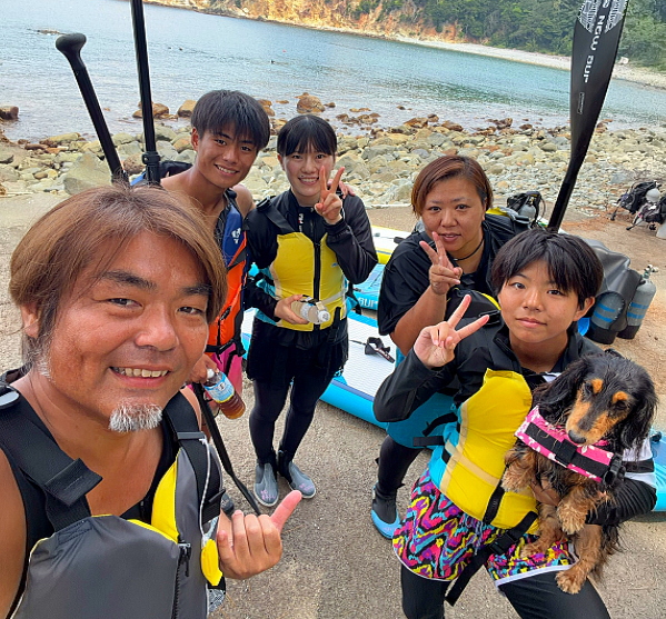 黄金崎のSUPで西伊豆の海を楽しむ様子