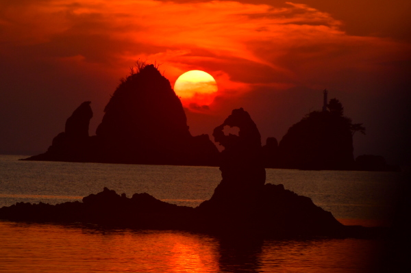 西伊豆田子のゴジラ岩と夕陽（クリオネダイバーズ撮影）