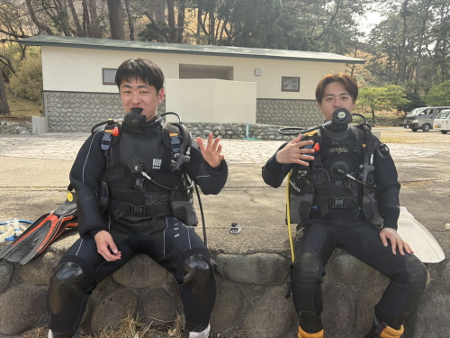 西伊豆・黄金崎でのダイビング講習。器材を背負って準備万端の様子