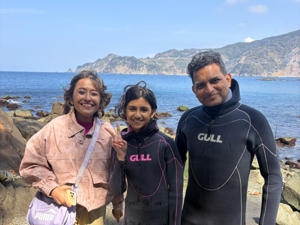 翻訳アプリを使い、機材の説明を丁寧に行うクリオネダイバーズのスタッフ