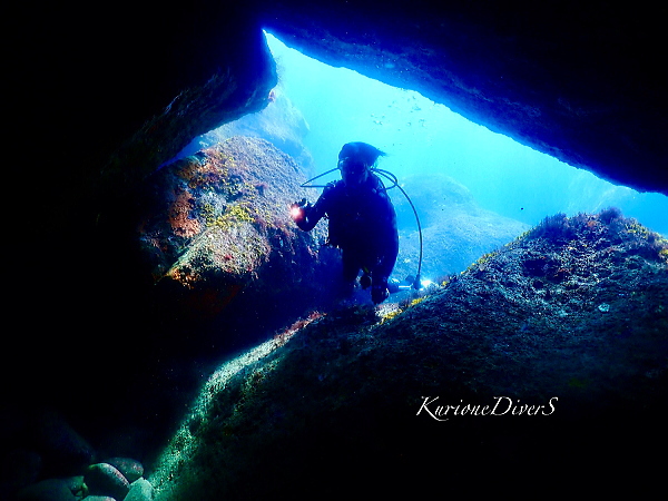 三競1番穴の入り口 岩が切り取る青の額縁