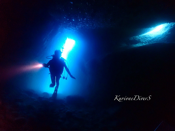 西伊豆 雲見ダイビング クレパス下の幻想的な青とダイバーのシルエット