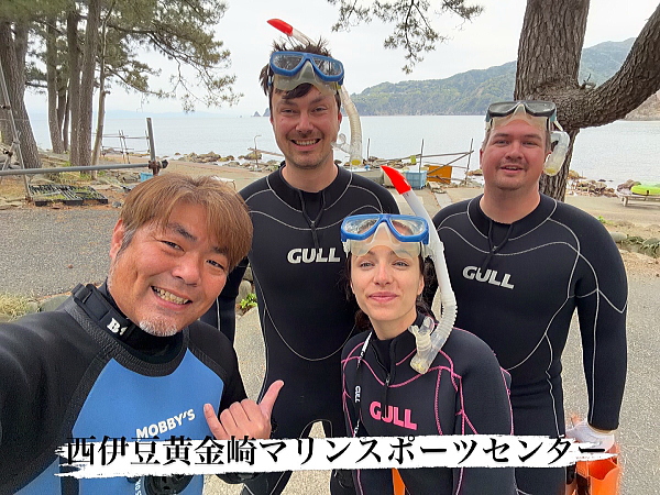 西伊豆・黄金崎でのシュノーケリングを楽しむ海外ゲストとクリオネダイバーズのスタッフ
