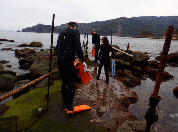 黄金崎公園ビーチのエントリー口へ向かう様子