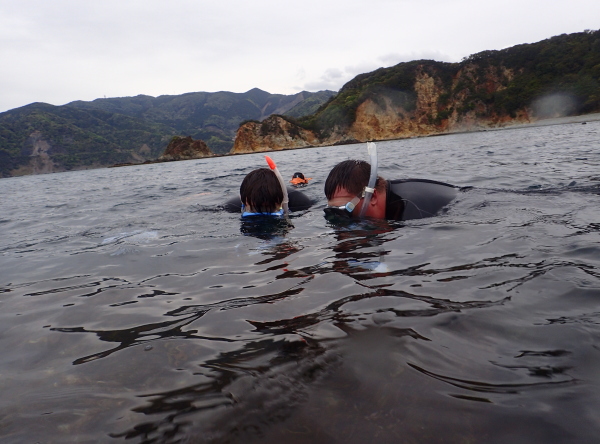 西伊豆の海でスノーケリングを開始するゲスト