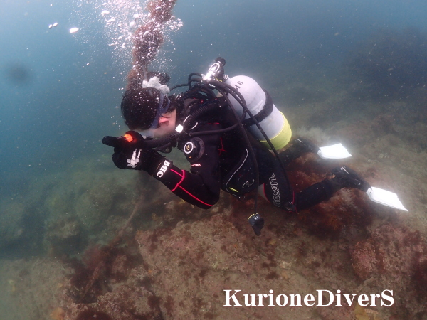 水中で中性浮力を保つドライスーツの練習