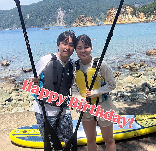 静岡県・西伊豆の黄金崎でサプライズ誕生日SUPを楽しむカップル