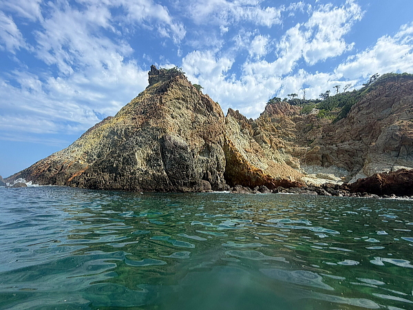 海から見たウマロックの真の姿とSUP体験者