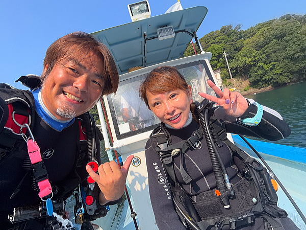 西伊豆田子ダイビングを楽しむダイバーと魚群の様子