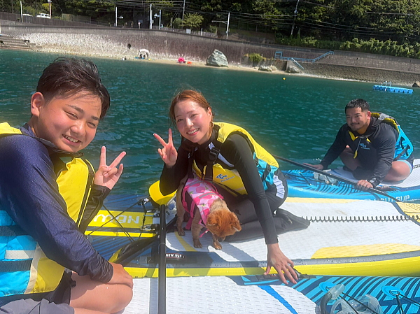 強風を避けてポイント変更した安良里のベタ凪の海面
