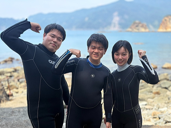 海に入る前の元気いっぱいのご家族の集合写真
