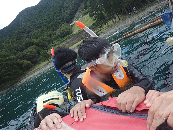 シュノーケリングを終えて陸に上がり一息つく様子