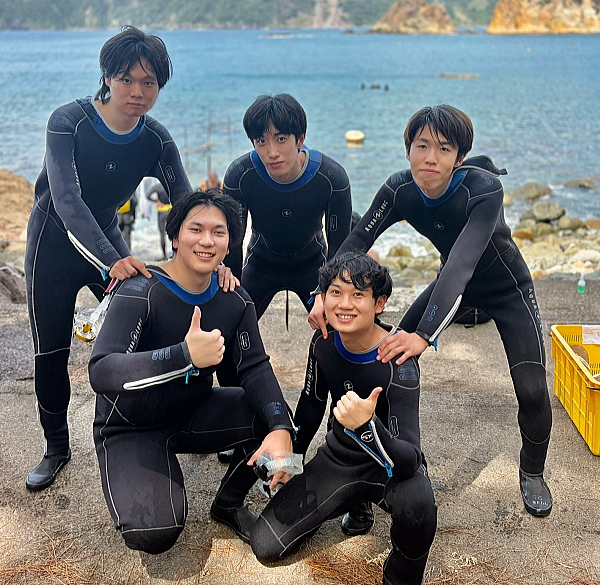 元気いっぱい!西伊豆の海で体験ダイビングに挑戦するメンズ5人組の皆様