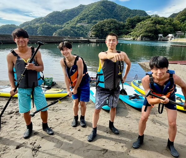 長野県から遊びに来てくれたバレー部男子4人組のサンセットSUP出発前の様子