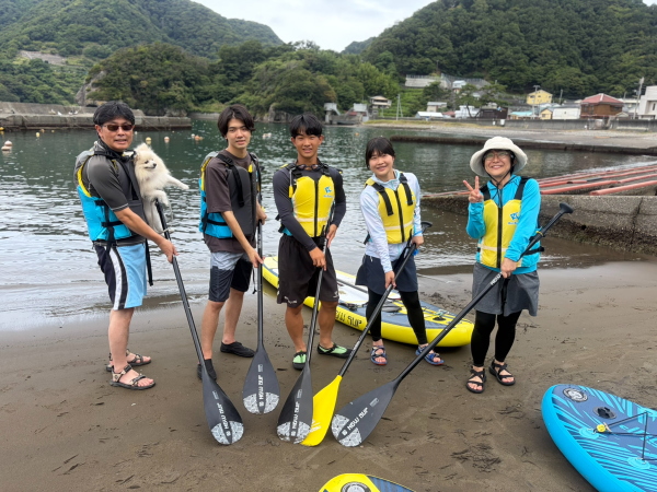 西伊豆・大田子海岸で愛犬のこむぎちゃんと一緒にSUPを楽しむご家族
