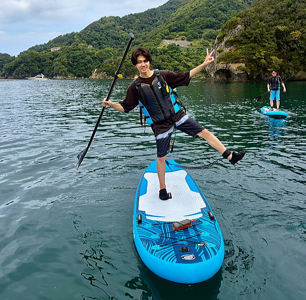 SUPボードの上で美しい片足立ちを披露する様子