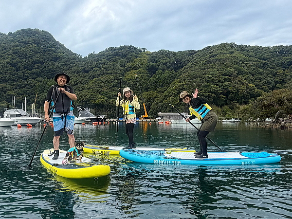 鏡のようなベタ凪の海面を滑るように進むSUPボード