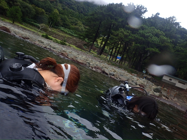 足の着く浅瀬で水面スキルの練習を落ち着いてクリアするゲスト様